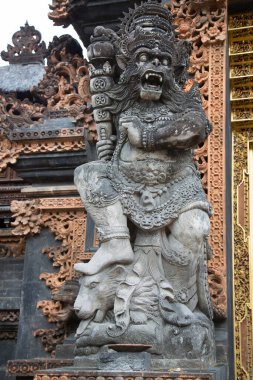 Bir tapınağın ya da dini bir yerin girişi için Balili Hindu mitolojik tasviri, figürü ve heykeli