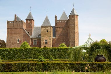 Bağlı şato ve geniş resmi bahçe, hanım evlatları, Viola, çiçek sınırları.