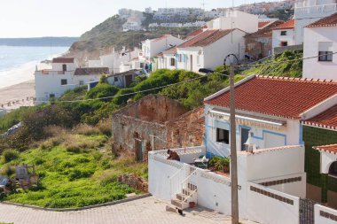 Eski Akdeniz şehrinin ön cephelerinin güzel manzarası