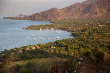 Güzel deniz manzarası ve kumsal.