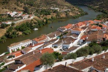 Portekiz 'in Guadiana kentinin kırsal kesiminde binaların üzerinde eski çatı kiremitleri ve dar sokakları olan pitoresk bir kasaba..