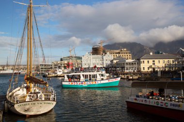 Rıhtımda demirlemiş teknelerin manzarası 