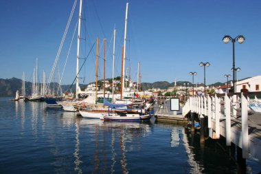 Deniz limanında yatlar 