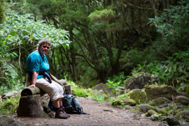 Gündüzleri güzel yeşil Akdeniz ormanlarında dinlenen bir kadın.