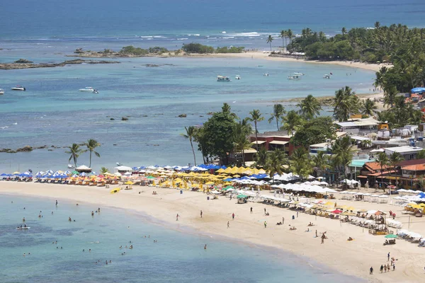 Gün ışığında halk plajı manzarası yükseldi