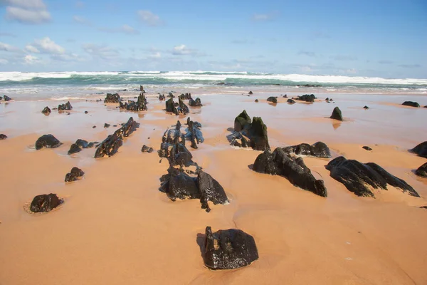 Gyönyörű Strand Sziklákkal Tengerrel — Stock Fotó