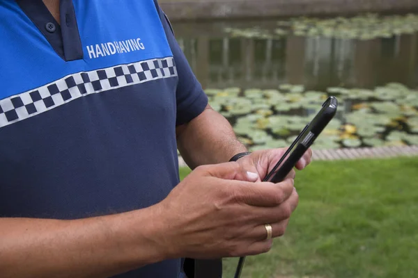 Atendente Estacionamento Fazendo Fotos Com Smartphone — Fotografia de Stock