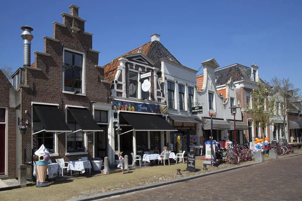 ワーカムの町の通りにある典型的なオランダの歴史的家屋 — ストック写真
