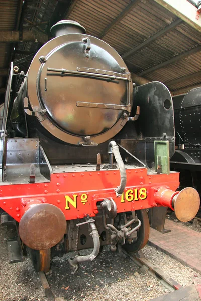 红色和白色的旧蒸汽机车 — 图库照片
