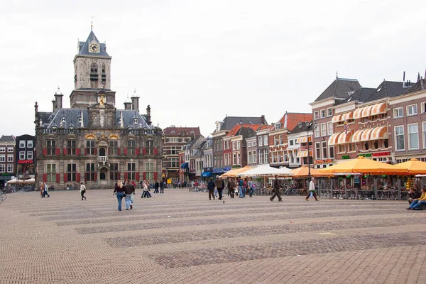 Hollanda 'nın eski Delft kasabası boyunca yürüyen turistler