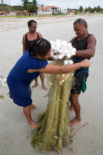 Sahilde ağlarla çalışan insanlar, seyahat çekimleri.