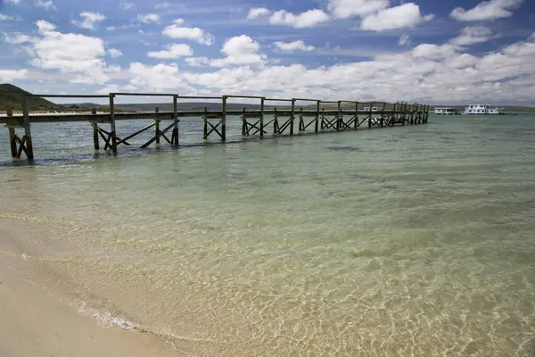 Sahildeki ahşap iskele. 