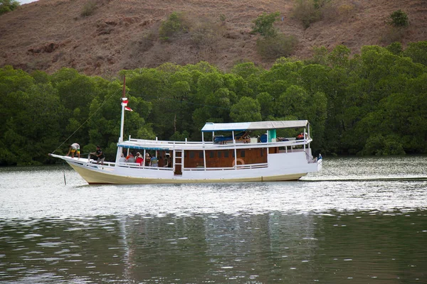 Boot Mit Menschen Bewegt Sich Auf See Bergiger Szene — Stockfoto