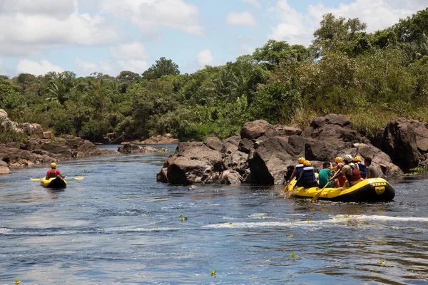 Grupp Människor Forsränning Floden Resor Skott — Stockfoto