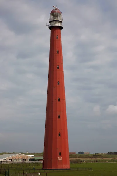 Histórico Faro Rojo Alto Cerca Las Dunas Seguro Detrás Del —  Fotos de Stock