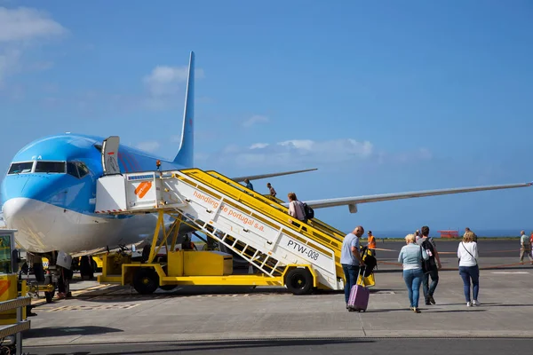 Bir uçağın, yer ekibinin havaalanına gelişi 