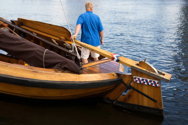 Den Trä Fiskebåt Detaljer Vattnet Fiskaren Båten Och Förtöjning Båten — Stockfoto