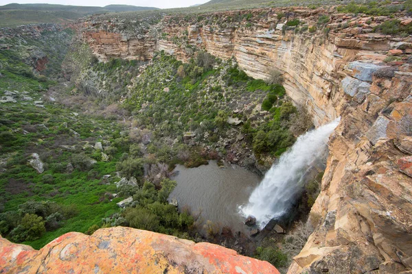 Dağlarda güzel bir şelale 