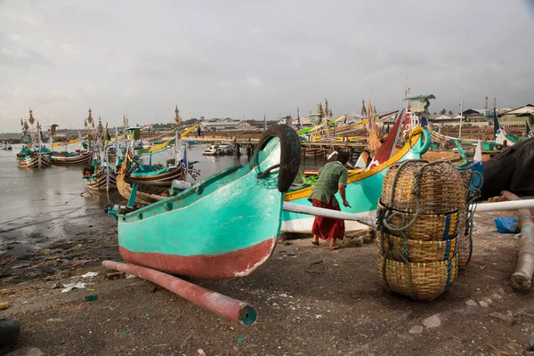 Jaskrawo Kolorowe Religijnie Urządzone Tradycyjnej Floty Rybackiej Porcie Pengambengan Indonezja — Zdjęcie stockowe