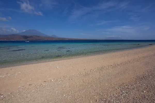 Deniz ve mavi gökyüzü olan güzel sahil 