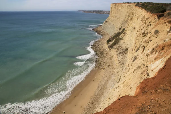 Güzel kayalık deniz manzarası