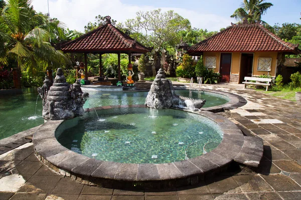 Balinese Tradizionale Tempio Complesso Con Giardino Patio Statue Piscina — Foto Stock