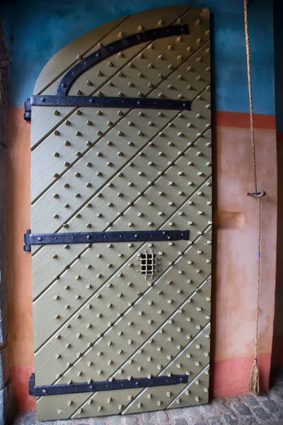 Alça Porta Metal Velho Com Uma Grade Aço Rua — Fotografia de Stock