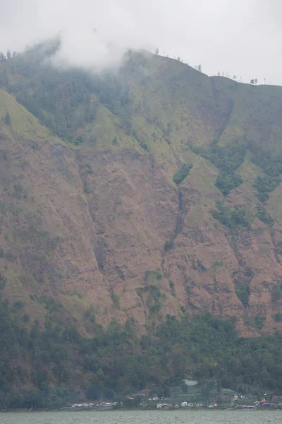Sabahleyin dağların manzarası