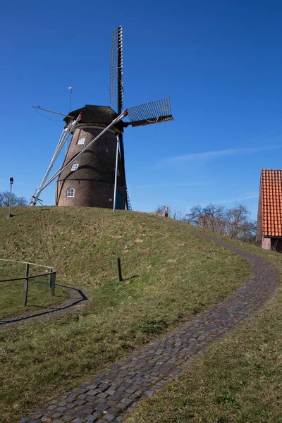 Typisch Hollandse Windmolen Groene Heuvel — Stockfoto
