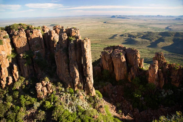 Gün batımında panoramik dağ manzarasında aşınmış kayalar önlükle kaplanır.