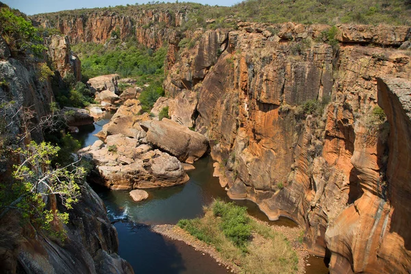 Dağlardaki nehrin güzel manzarası