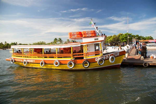 Güzel tropikal plaj ve mavi gökyüzü