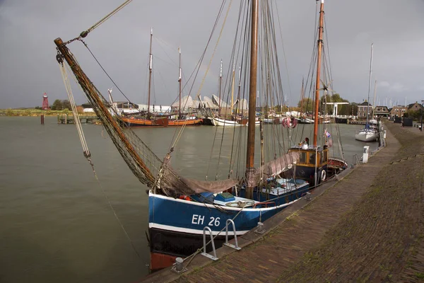 Barcos Históricos Barcos Pesca Están Amarrados Muelle Puerto Ijsselmeer —  Fotos de Stock