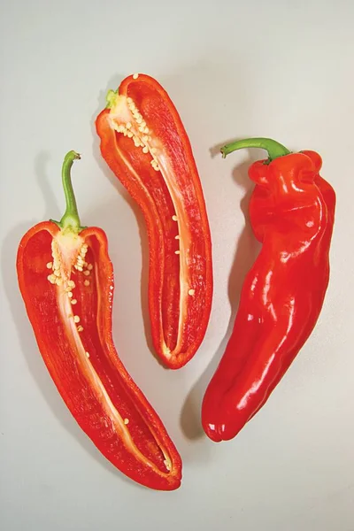 Pimentos Vermelhos Sobre Fundo Branco — Fotografia de Stock