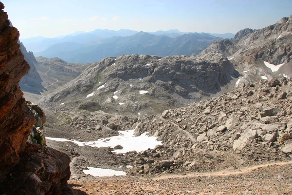 Dağlı ve mavi gökyüzü olan dağ manzarası