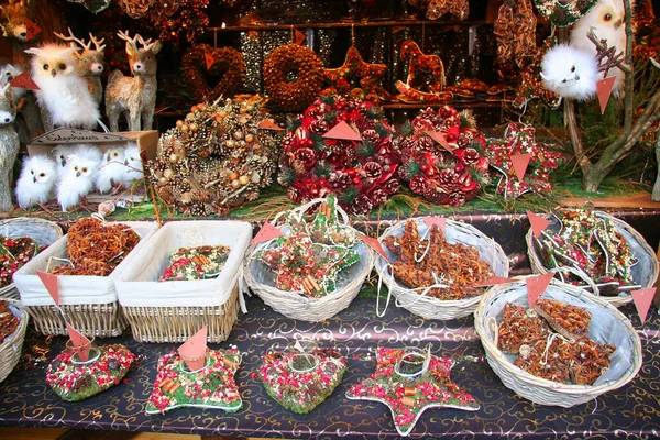 クリスマスの装飾品を市場に出し — ストック写真