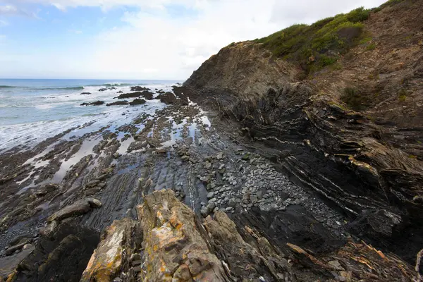 Güzel kayalık deniz manzarası