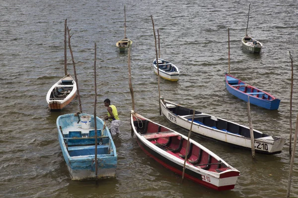 Pescador Con Barcos Orilla Disparo Viaje — Foto de Stock