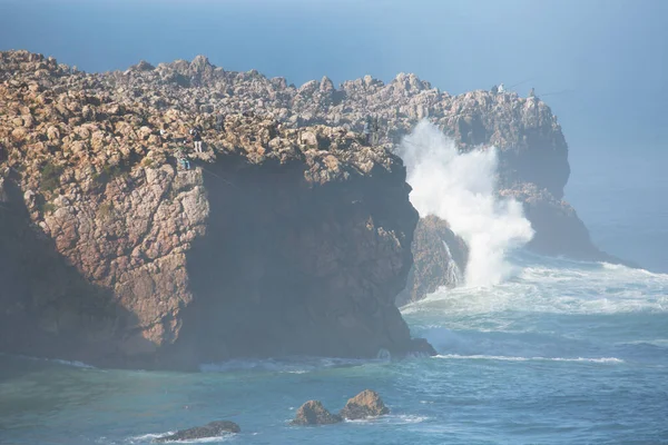 Keskin kayalar, dik uçurumlar, düşük büyüyen çalılıklar ve gizli kumsal parçaları ile kıyı boyunca uzanan engebeli doğa bölgesi, yüksek dalgalar kıyı boyunca kırdıyor ve sıçrıyor.