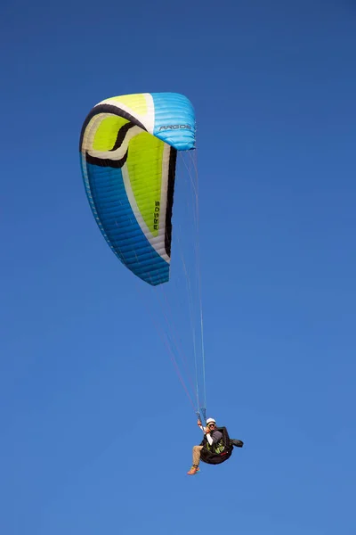 Gökyüzünde Denizin Üstünde Uçan Paraglider — Stok fotoğraf