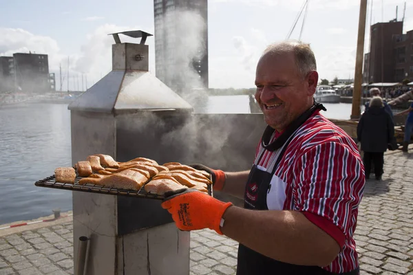 Barajda balık pişiren bir adamın görüntüsü.