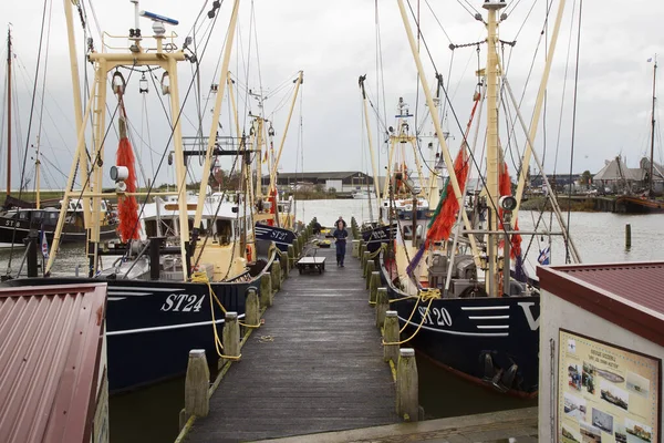 Historische Schiffe Und Fischerboote Liegen Kai Eines Ijsselmeerhafens — Stockfoto