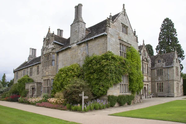 Güzel ortaçağ malikanesinin manzarası