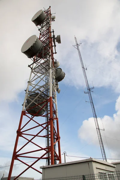 Över Telekommunikationstornet Molnig Himmel — Stockfoto