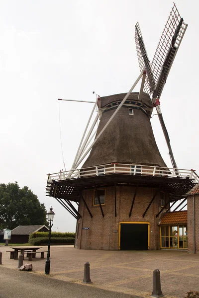 Tuğla taşı üzerinde tipik bir Hollanda kum değirmeni standart ve desenli kaldırım, rüzgar enerjisi üretmek için dönüştürülmüş