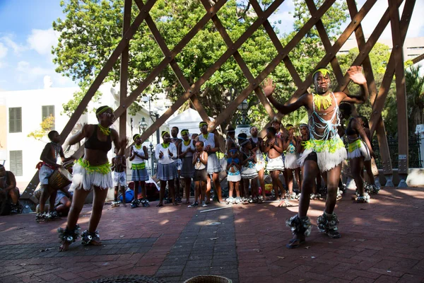 Afro-Afrikalı insanlar sokaklarda dans ediyor, seyahat çekimleri yapıyorlar.