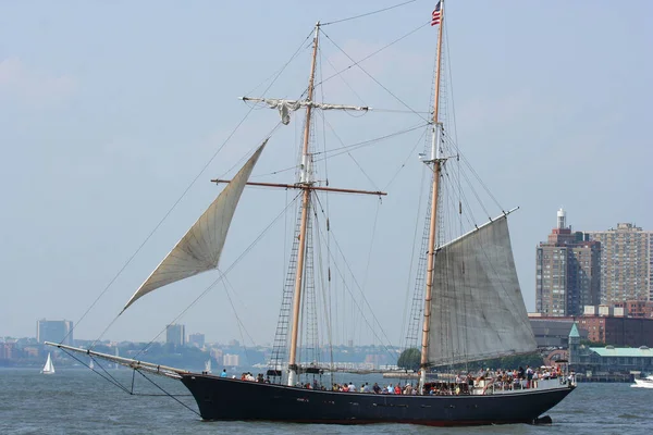 Arka planda New Jersey gökdelenleri olan turistli bir yelkenli.