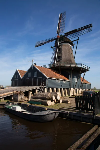 Tekneyle getirilen ve kanaldan işlenen ağaç gövdeleri için hala yel değirmeninde çalışan tarihi eser.