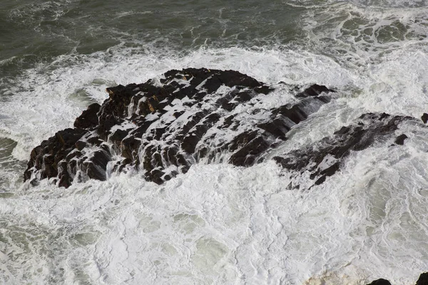 岩の上で波がクラッシュ — ストック写真