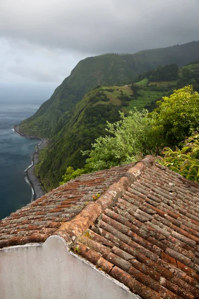 Schöne Aussicht Auf Das Meer Grüne Klippen Und Rotes Dach — Stockfoto